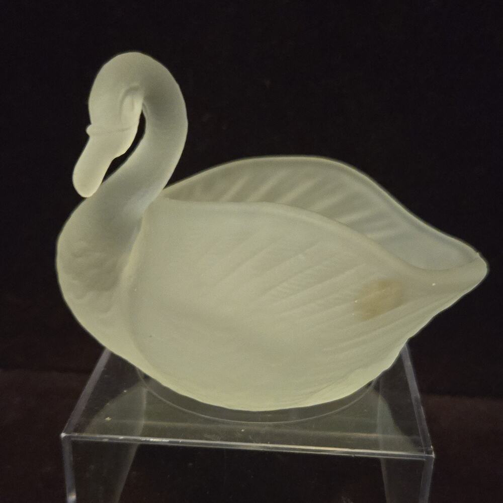 L. E. Smith White Frosted Art Glass Swan Shaped votive holder